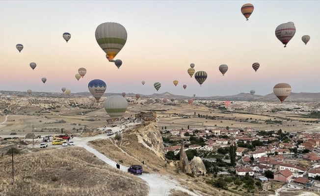 Kapadokya'da turistler yeni günü gökyüzünde karşıladı