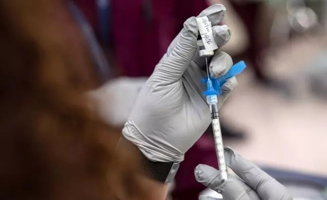 Koronavirüs aşısı diye binlerce kişiye tuzlu su enjekte etti!