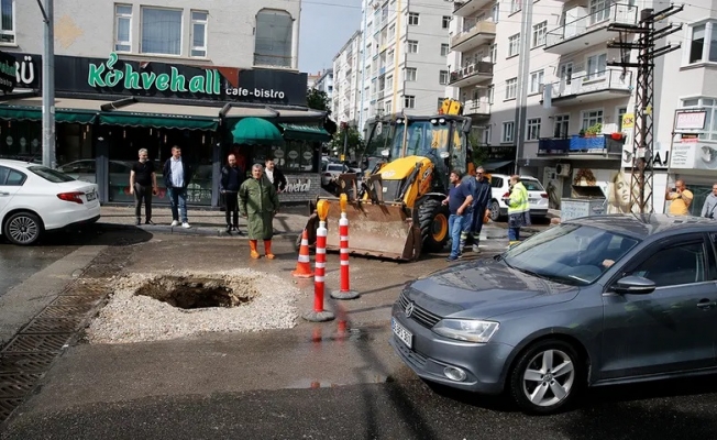 Ankara'da yağmur nedeniyle yol çöktü