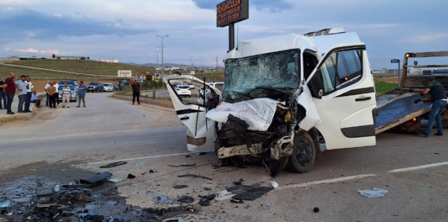 Ankara'da işçi servisi ile kamyon çarpıştı: 10 kişi yaralandı