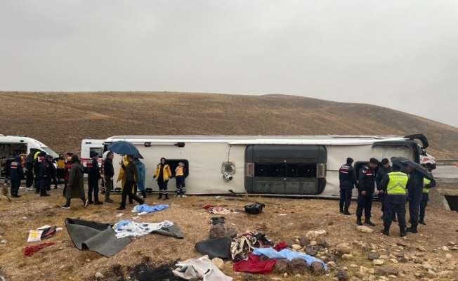 GÜNCELLEME - Sivas'ta yolcu otobüsü devrildi, 4 kişi öldü, 34 kişi yaralandı