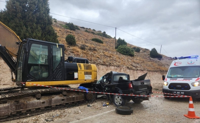 Eskişehir'de pikabın iş makinesine çarptığı kazada aynı aileden iki kişi öldü