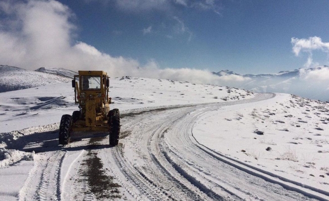 Sivas'ta kar ve tipi nedeniyle 198 köy yolu ulaşıma kapandı