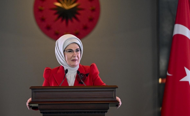 Emine Erdoğan: Barış ve sevginin elçileri olacaklarına inandığım tüm çocuklarımızın bayramı kutlu olsun