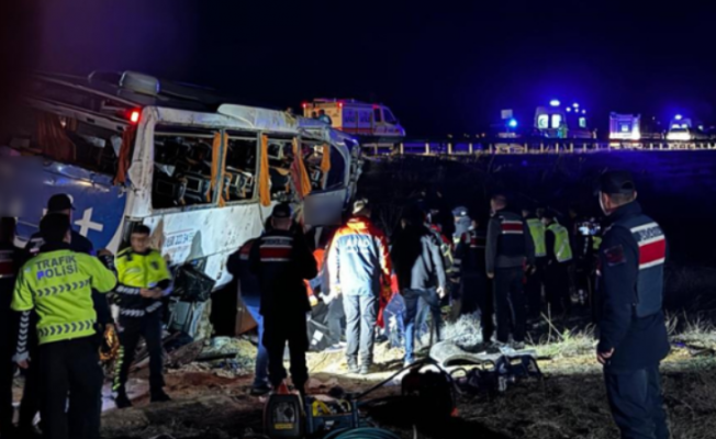 Yolcu otobüsü şarampole yuvarlandı: 2 ölü, 40 yaralı