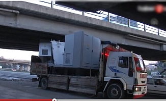 Elektrik panosu yüklü kamyon köprüye çarptı