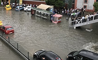 İstanbul'da şiddetli yağmur: Araçlar mahsur kaldı !