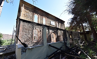 Yanan tarihi cami restore ediliyor