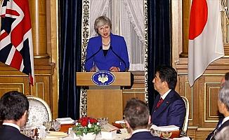İngiltere Başbakanı May'den 'görevimin başındayım' mesajı