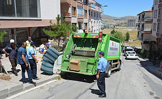 Keçiören'de bir evden iki kamyon çöp çıktı!