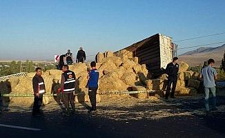 Niğde'de saman yüklü kamyon devrildi: 1 ölü