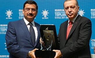 Mustafa Ak Ödülünü Cumhurbaşkanı Erdoğan'ın Elinden Aldı!