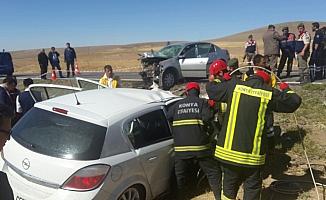 Konya'da iki otomobil çarpıştı: 2 ölü, 1 yaralı