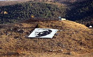 Sivas'ta yamaca Atatürk'ü resmettiler