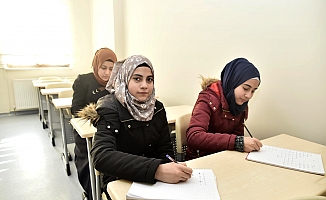 Mamak'ta sığınmacılar Türkçe öğreniyor