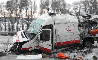 Ambulans Kaza Yaptı: 1 Ölü, 3 Yaralı