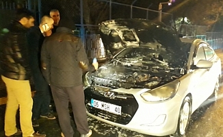 Ankara’da Park Halindeki Otomobil Alev Topuna Döndü