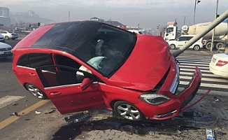 Başkent'te Feci Kaza! Otomobil Direğe Çıktı: 3 Yaralı
