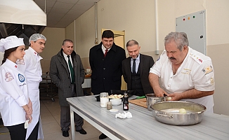 Ertürk genç aşçılarla mutfağa girdi