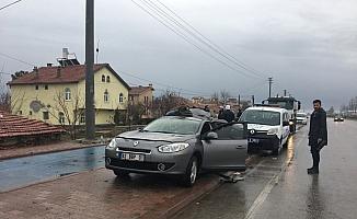 Konya'da otomobil aydınlatma direğine çarptı: 1 ölü, 1 yaralı