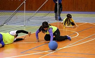 Öğrenciler ile görme engelli sporcular golbol maçı yaptı