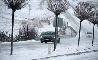 Sivas'ta kar yağışı ulaşımı aksattı