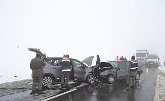 Aksaray'da iki otomobil çarpıştı: 1 ölü, 5 yaralı