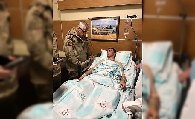 Jandarma Genel Komutanı Çetin'den yaralı askerlere ziyaret