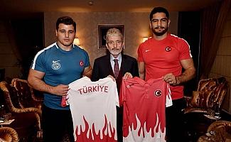 Milli güreşçilerden Mustafa Tuna'ya ziyaret