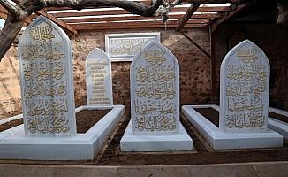 Somuncu Baba Türbesi'ne Osmanlıca mezar taşları