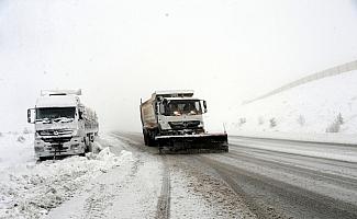 Tokat-Sivas karayolunda kar yağışı ve tipi etkili oluyor