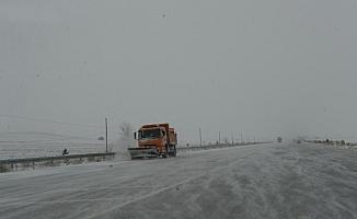 Tokat-Sivas karayolunda kar yağışı ve tipi etkili oluyor