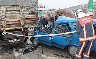 Ankara'da otomobil tıra çarptı: 4 yaralı