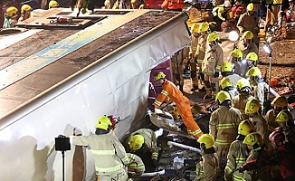 Hong Kong'da otobüs devrildi: 18 ölü