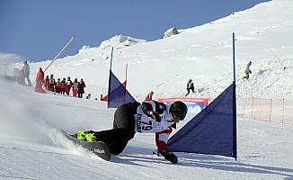 Snowboard Paralel Slalom Yarışması Sivas'ta başladı