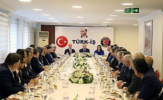 Cumhurbaşkanı Erdoğan Türk-İş'i ziyaret etti