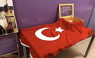 Mehmetçik'e el örgüsü Türk bayrağı