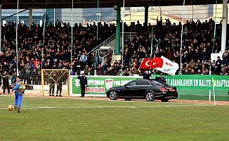 Vali Şentürk Kırşehir Belediyespor taraftarıyla vedalaştı
