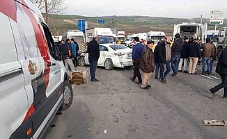 Ankara'da servis aracı otomobil ile çarpıştı