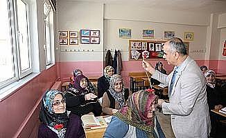 Başkan Aydın, okuma yazma kursunu ziyaret etti