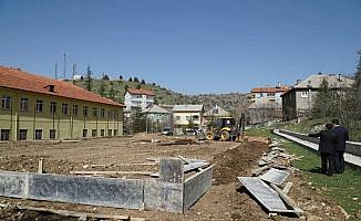 Derebucak'ta okula halı saha yapımı