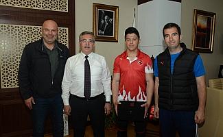 Şampiyon halterci, Başkan Çetin'i ziyaret etti