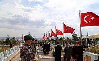 Sivas protokolü polis şehitliğini ziyaret etti