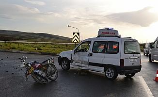 Sivas'ta hafif ticari araç ile motosiklet çarpıştı: 1 ölü, 2 yaralı
