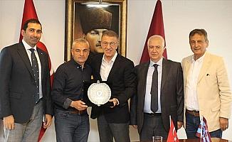 Trabzonspor Kulübü Başkanı Ağaoğlu'ndan Çalımbay'a plaket