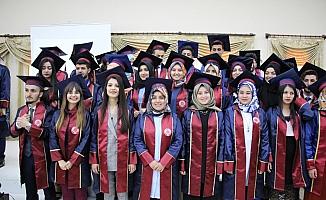 Zara'da öğrenciler mezuniyet sevinci yaşadı