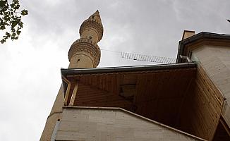 Ankara'da minareye yıldırım isabet etti