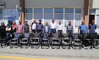 Belediye engellilere tekerlekli sandalye verdi