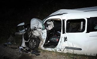 Hafif ticari araç ile kamyonet çarpıştı: 6 yaralı