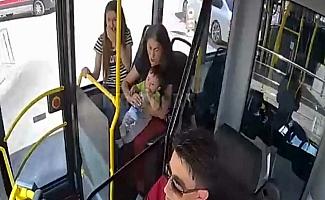 Kaza yapan anne ve bebeğini halk otobüsüyle hastaneye götürdü